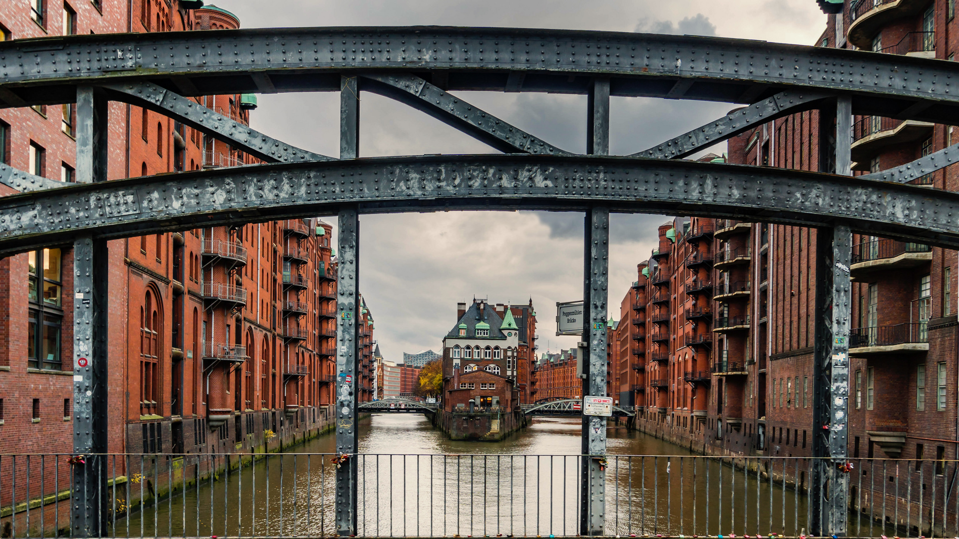 Hamburg, Speicherstadt, Poggenmühlen Brücke, Wasserschloss