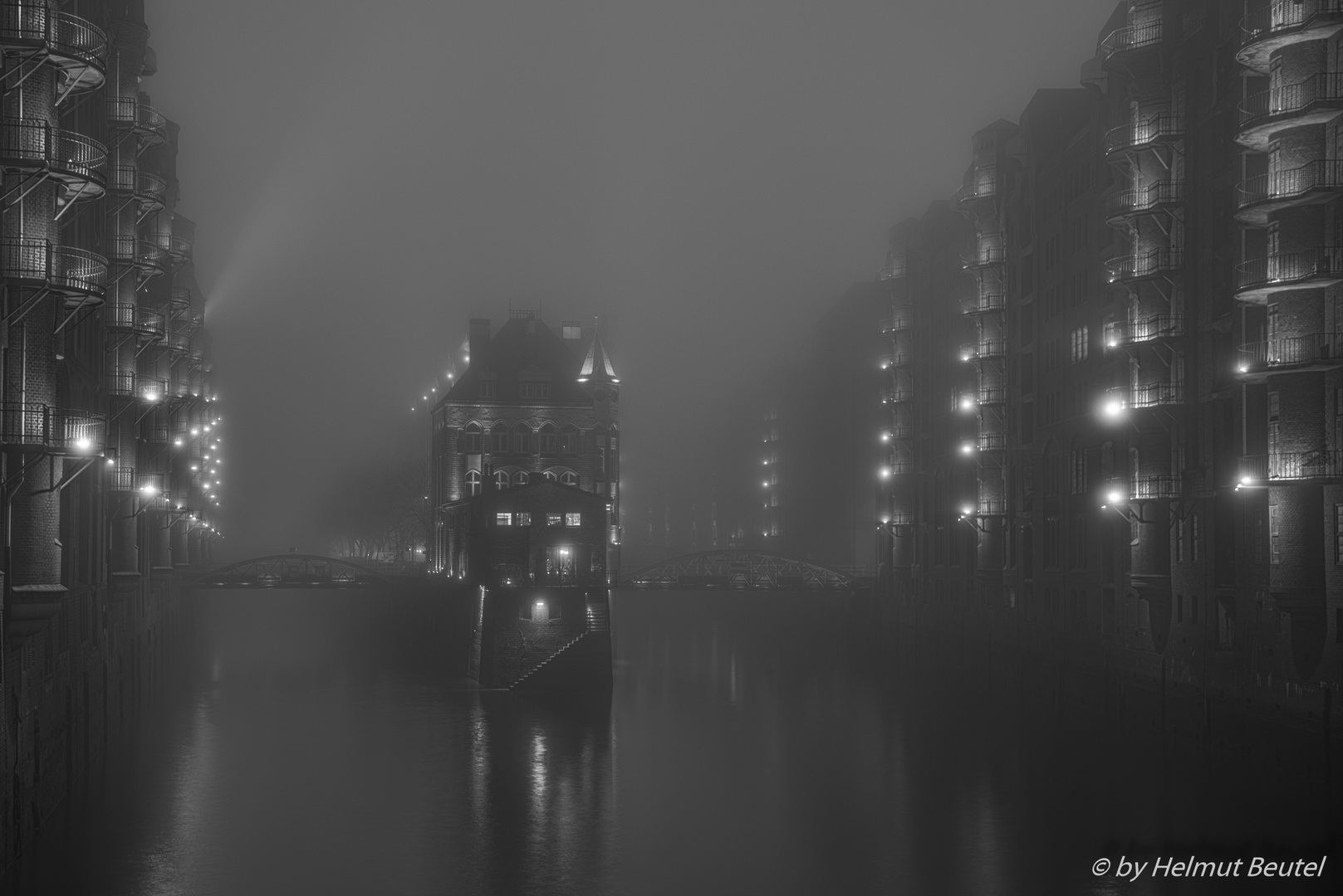 Hamburg Speicherstadt - Wasserschlößchen in Nebel