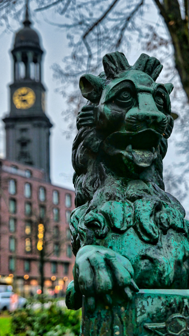 Hamburg Statue mit Kirche im Hintergrund