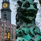 Hamburg Statue mit Kirche im Hintergrund