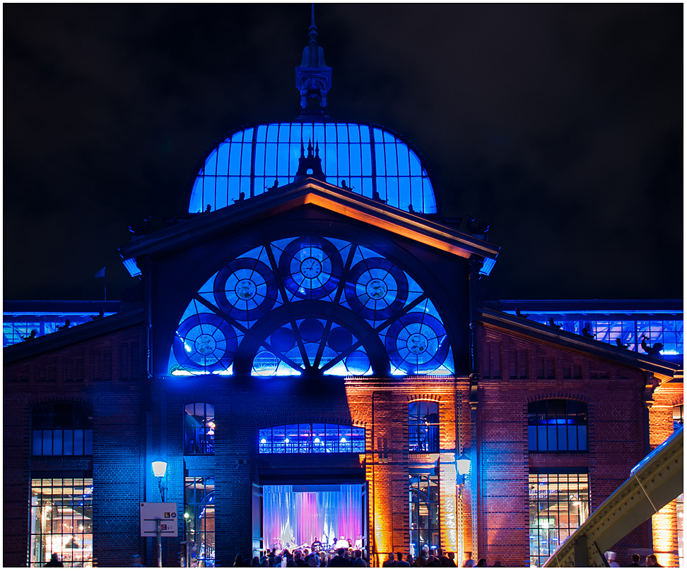 Hamburg strahlt blau