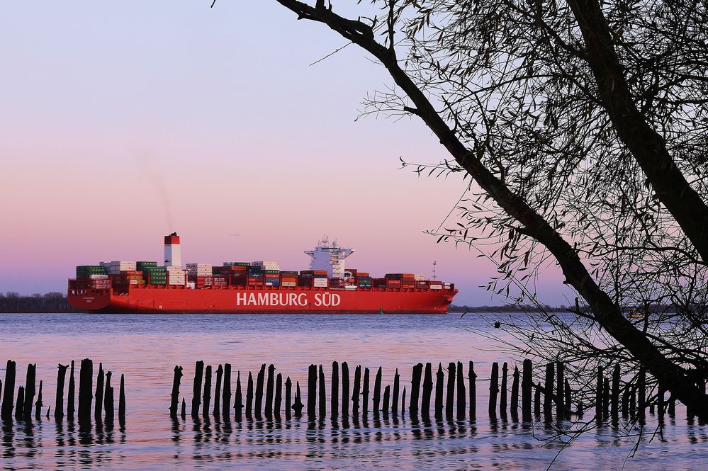 Hamburg Süd auf der Elbe