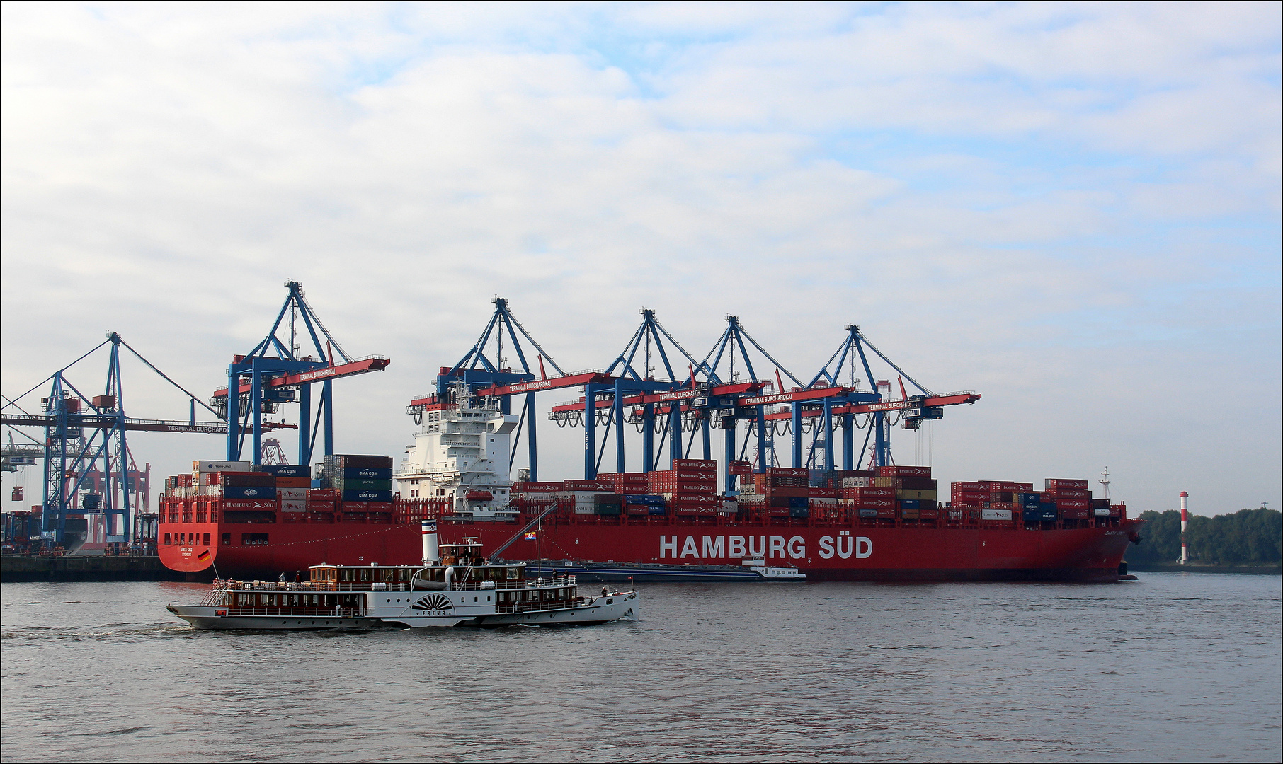 Hamburg-Süd-Containerschiff "Santa Cruz", Raddampfer "Freya", Bunkerschiff "Antonia"