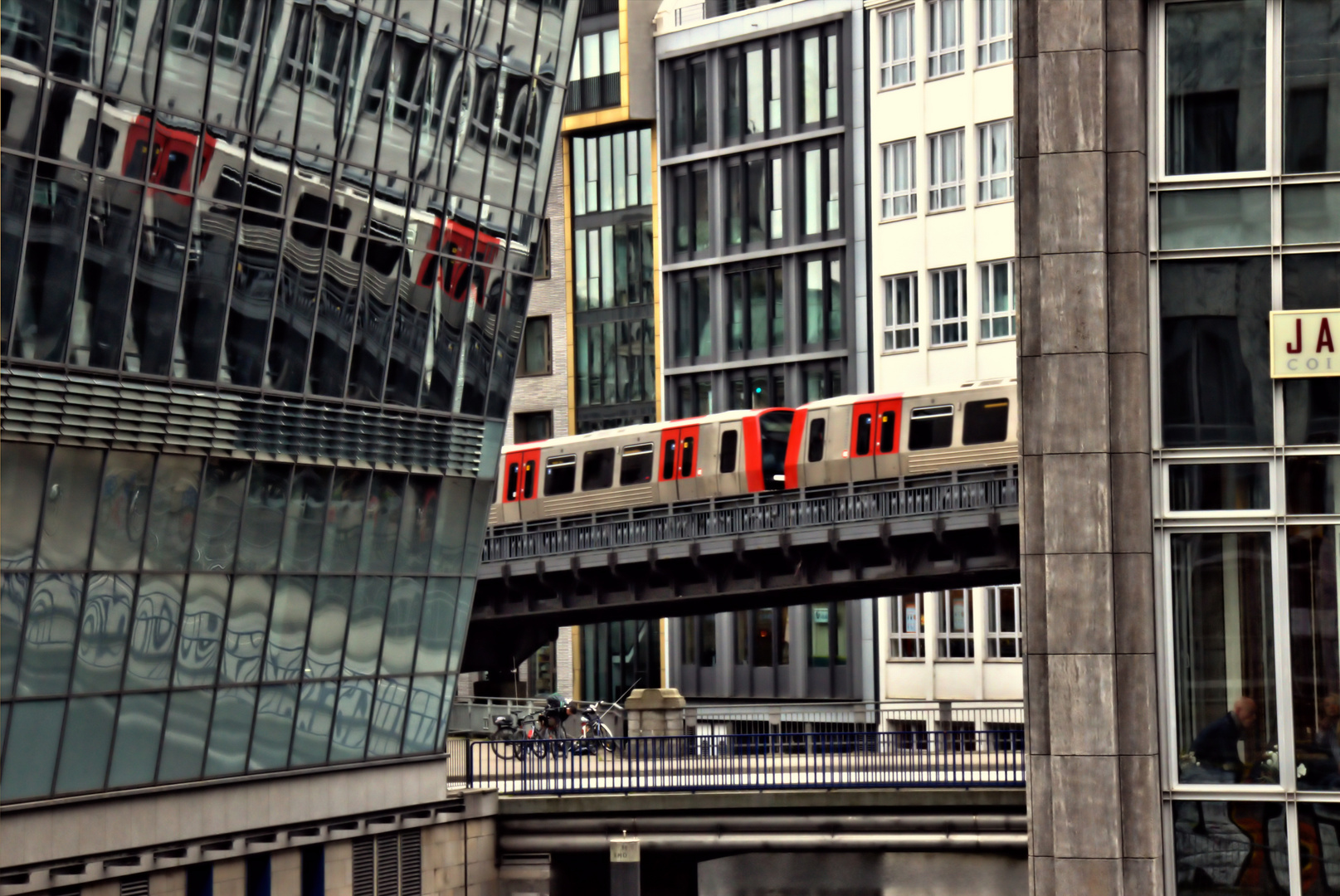 Hamburg UBahn und Gebäuden