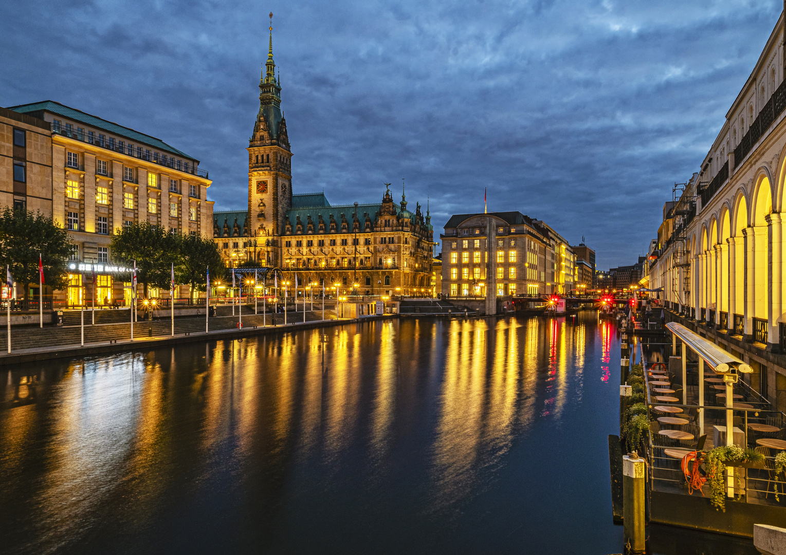 Hamburg.  Über die Kleine Alster.