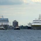 HAMBURG  und COLUMBUS 2 verlassen einträchtig den Hamburger Hafen.