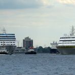 HAMBURG  und COLUMBUS 2 verlassen einträchtig den Hamburger Hafen.