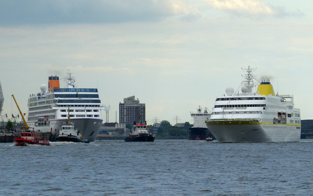 HAMBURG  und COLUMBUS 2 verlassen einträchtig den Hamburger Hafen.