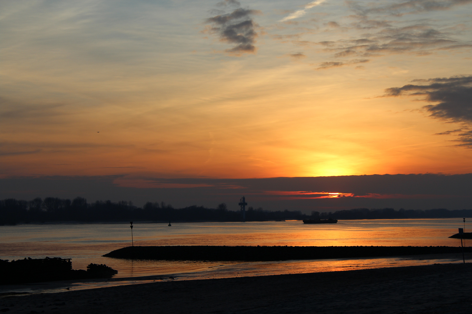 Hamburg und Elbe in der Abenddämmerung