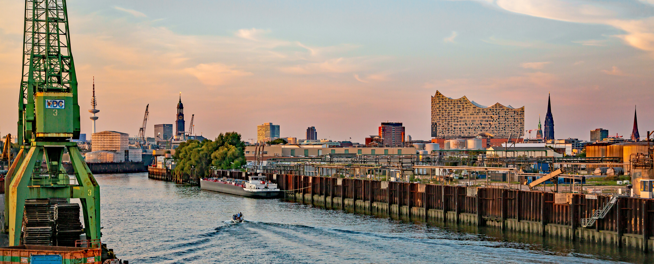 Hamburg vom Freihafen aus