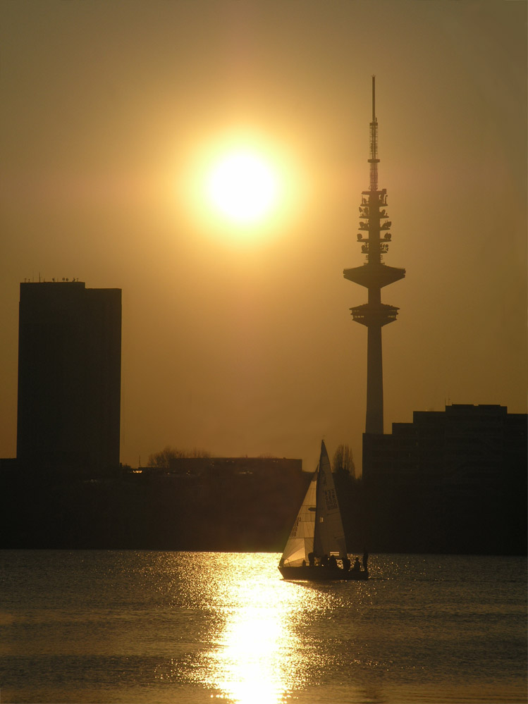 Hamburg von allen Seiten beleuchtet