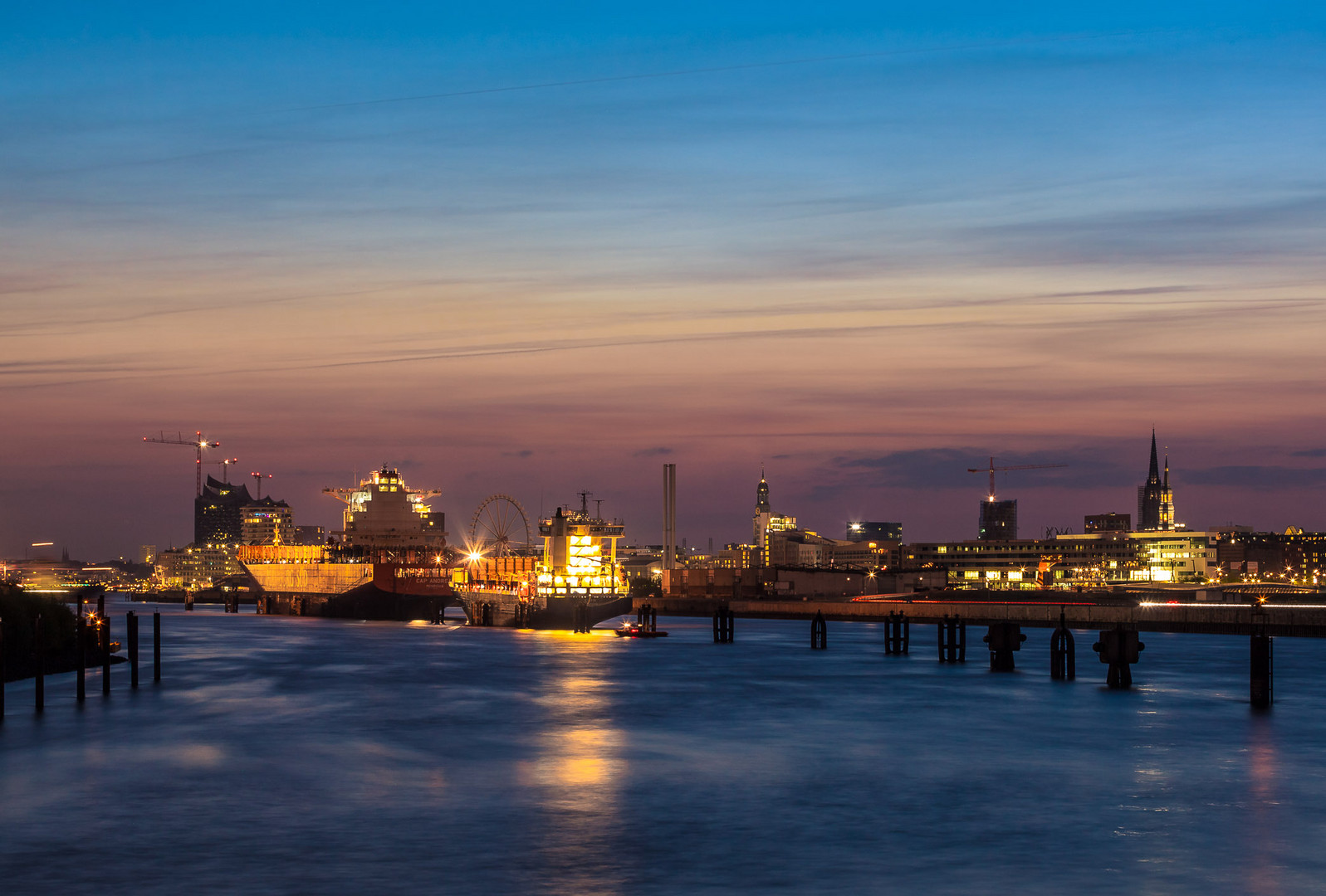 Hamburg von den Elbbrücken gesehen