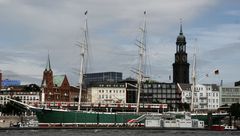 Hamburg von der Elbe aus