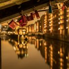 Hamburg Wasserschloss mit Schlößern im Vordergrund