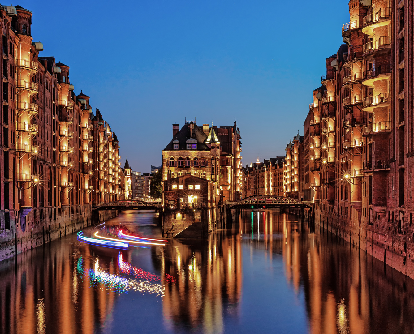 Hamburg: Wasserschloss mit Wisch