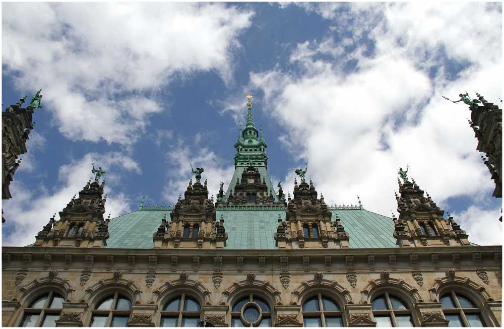 Hamburg ... Wolken über dem Rathaus