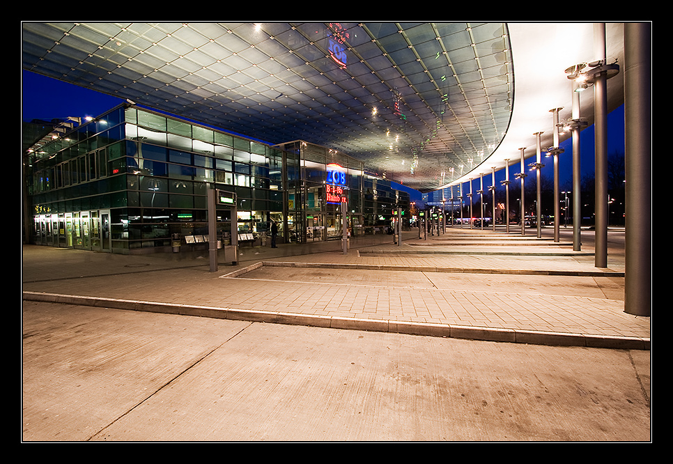 - Hamburg ZOB zur blauen Stunde II -