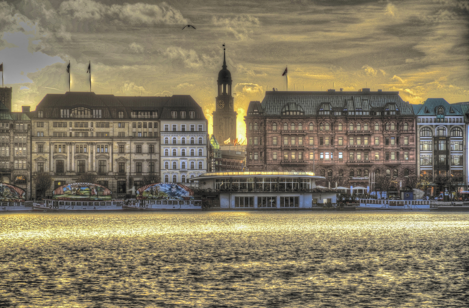 Hamburger Alster mit Skyline