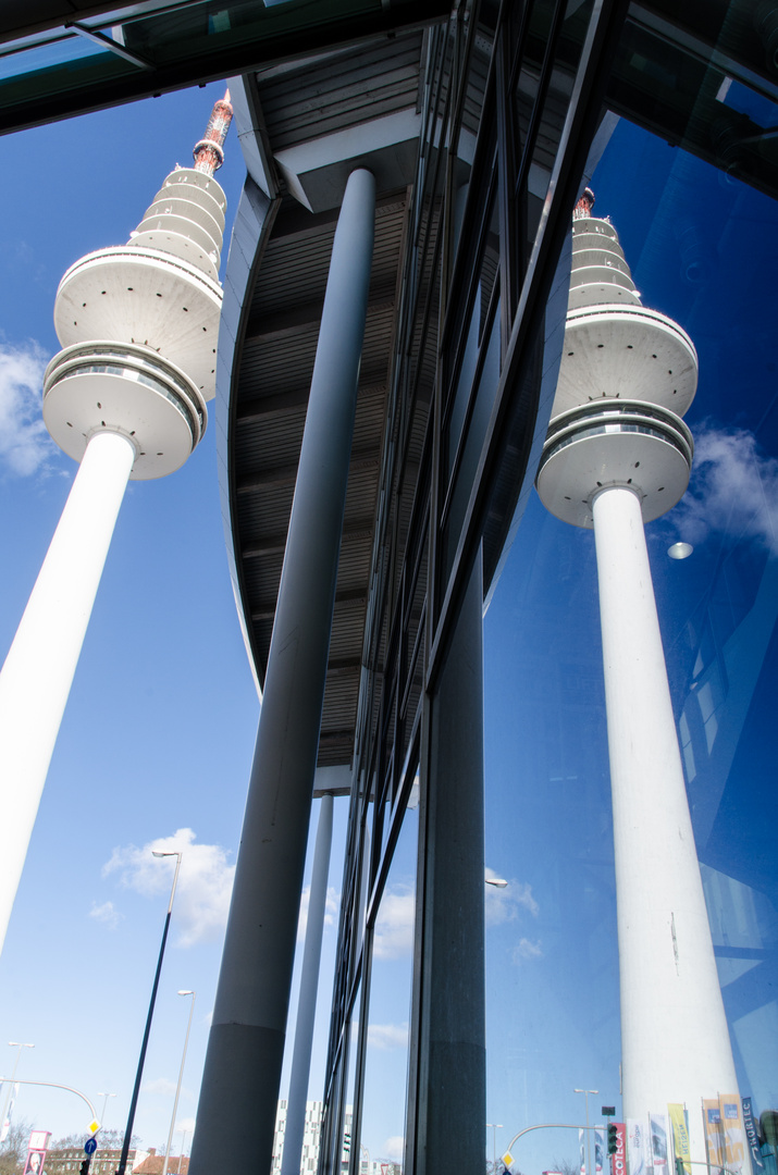 Hamburger Ansichten - der Fernsehturm im Spiegel der Messehallen