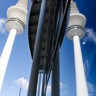 Hamburger Ansichten - der Fernsehturm im Spiegel der Messehallen