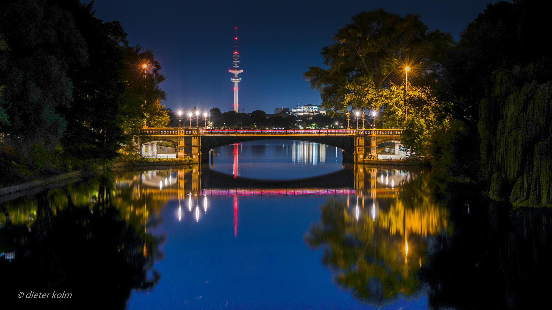 Hamburger Ansichten - Schwanenwik Brücke gespiegelt