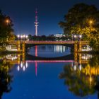 Hamburger Ansichten - Schwanenwik Brücke gespiegelt