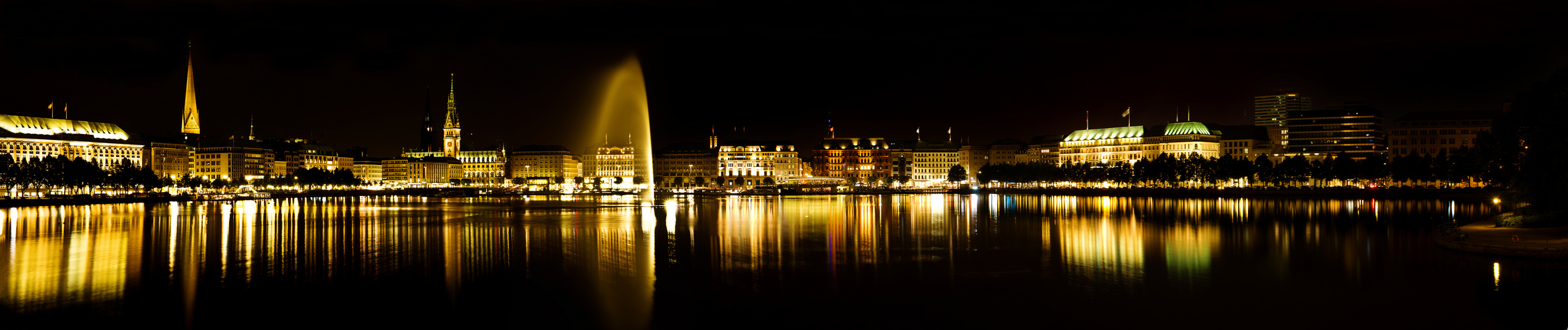 Hamburger Binnenalster bei Nacht