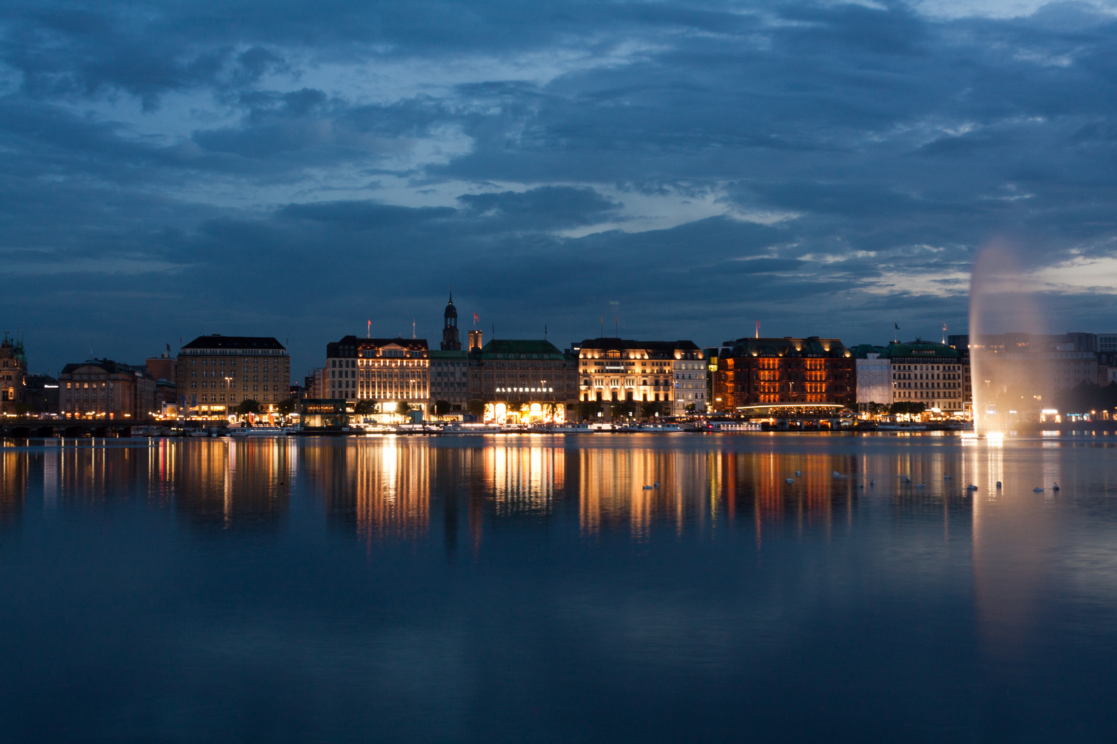 Hamburger Binnenalster bei Nacht