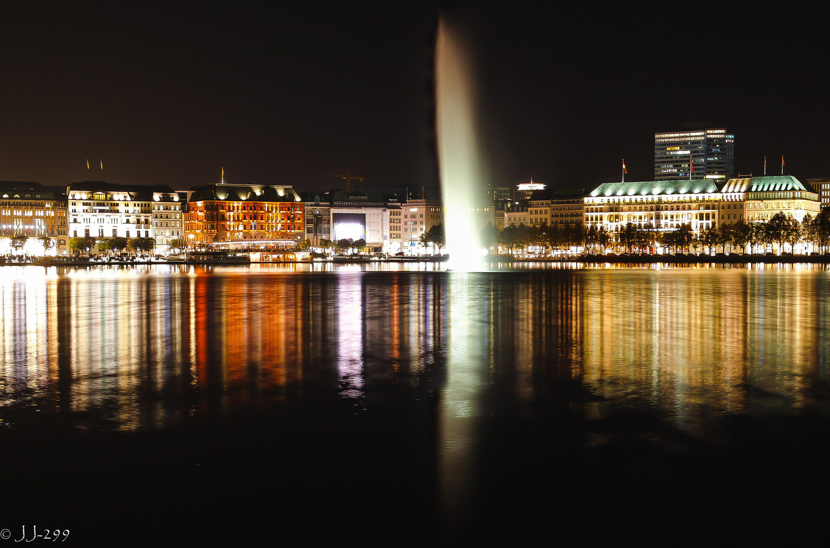 Hamburger Binnenalster mit Fontäne