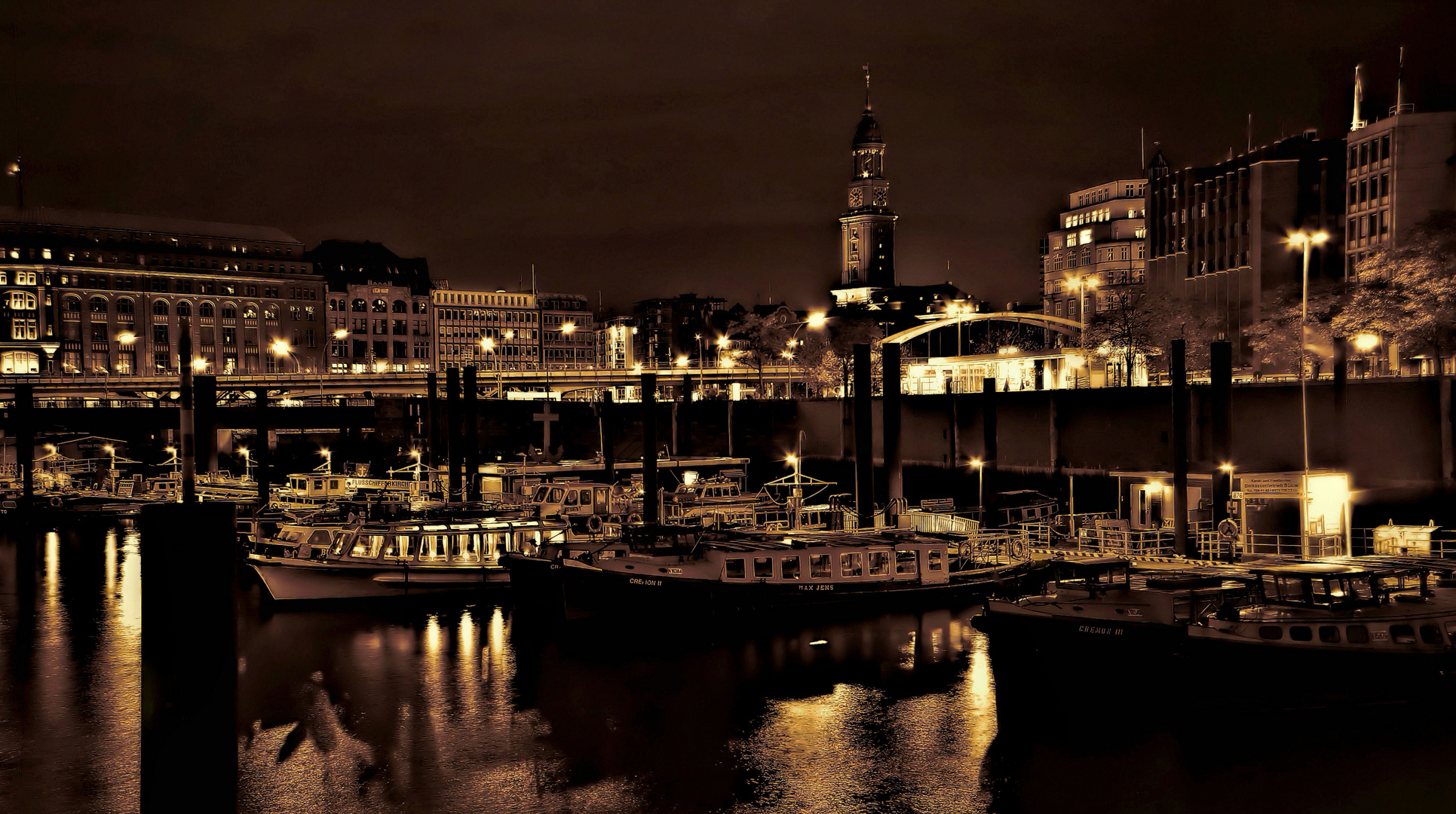 Hamburger Binnenhafen: .... die Barkassen schlafen .... der Michel hält die Wach