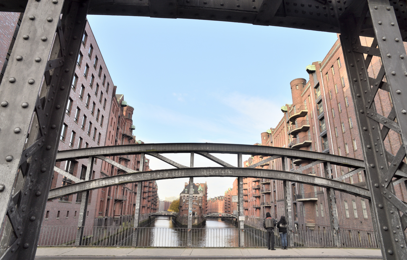 Hamburger Brooktorkai Speicherstadt mit Bruecke und Pärchen am Morgen