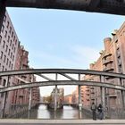 Hamburger Brooktorkai Speicherstadt mit Bruecke und Pärchen am Morgen