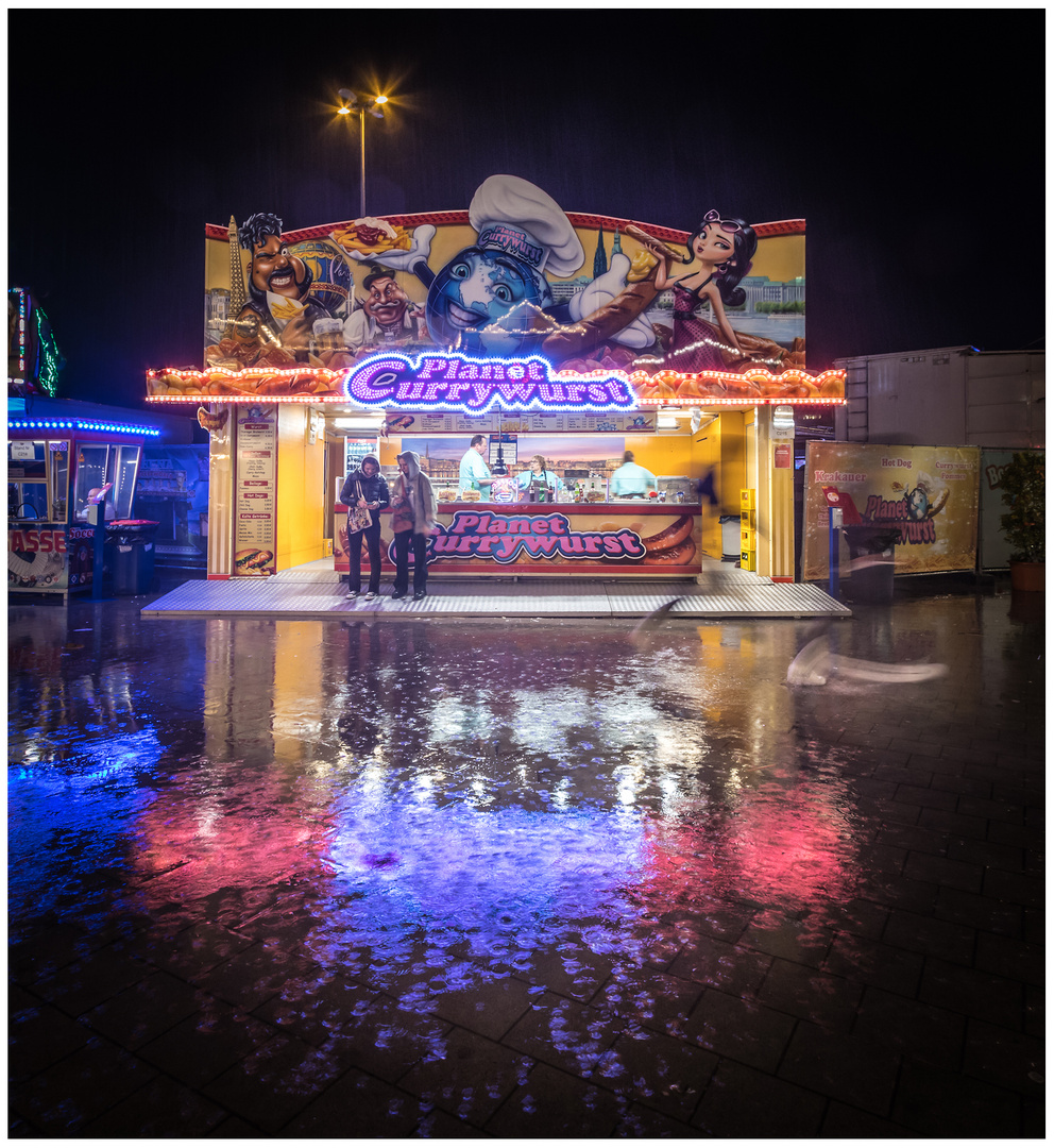 Hamburger Dom '22 on rainy days: "Planet Currywurst: Warten oder Laufen?"