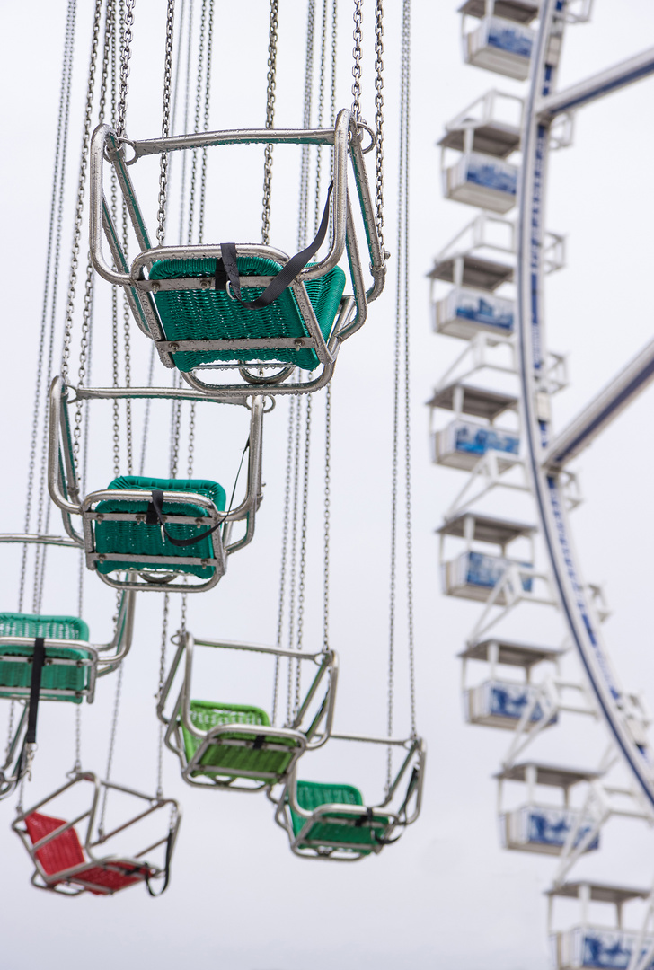 Hamburger Dom '23 on rainy days: "Karussell und Riesenrad"