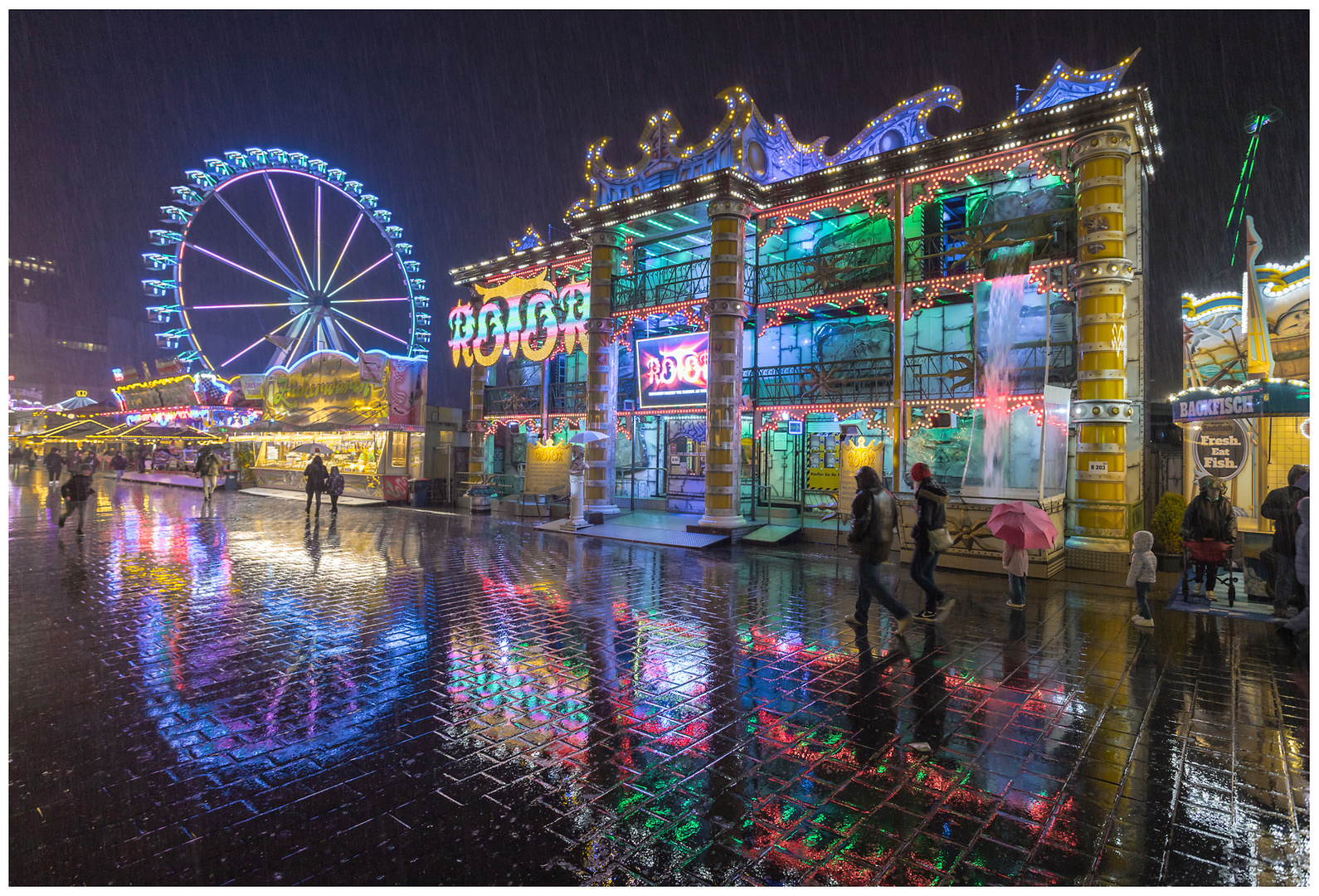 Hamburger Dom '23 on rainy days: "Rotor und Riesenrad"