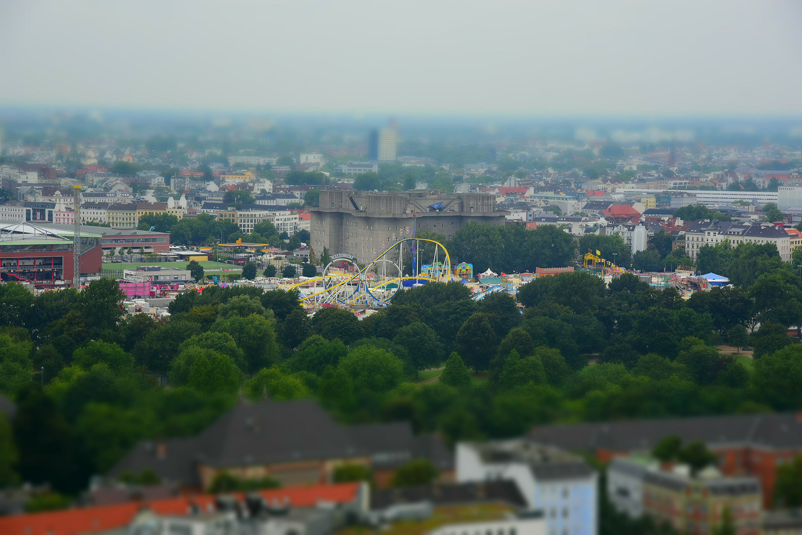 Hamburger Dom mit Feldstrassenbunker und Achterbahn