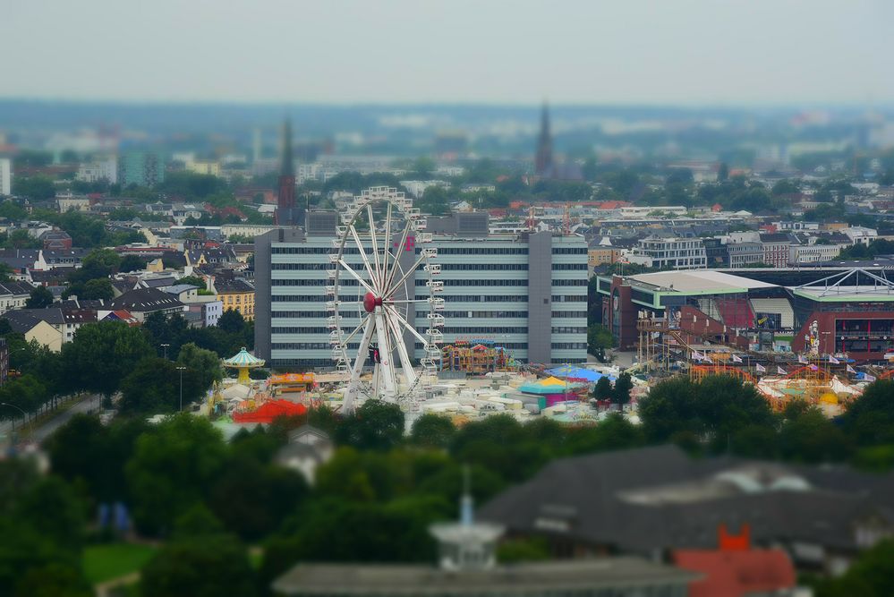 Hamburger Dom mit Riesenrad 