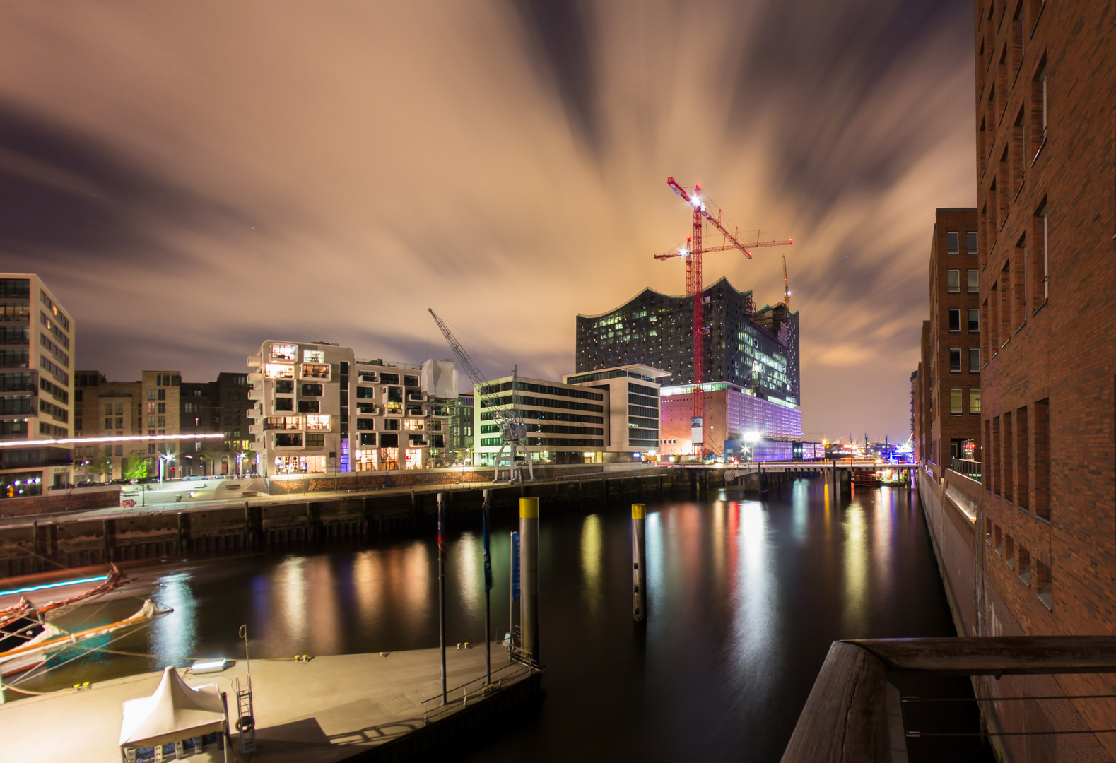 Hamburger Elbphilharmonie bei Nacht