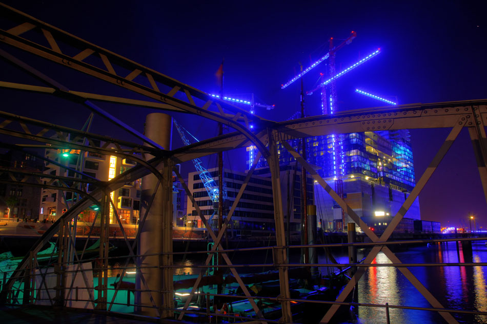 Hamburger Elbphilharmonie in Blau