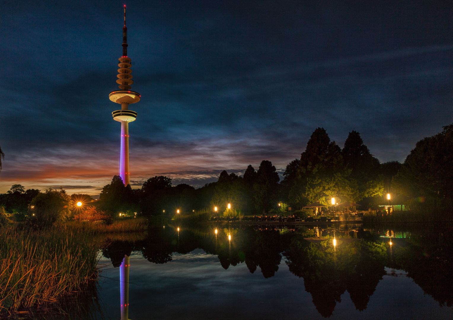 Hamburger Fernsehturm im Abendlicht