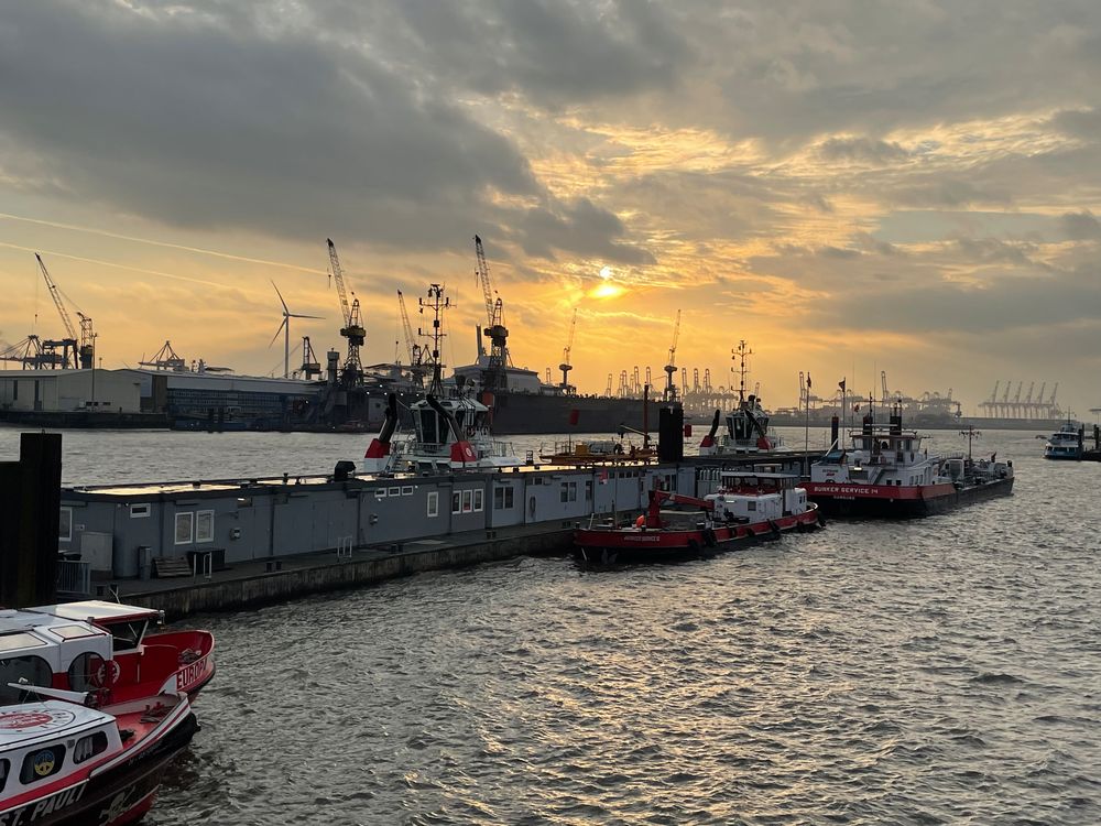 Hamburger Hafen Bild: Capturing the Essence of a Maritime Gateway