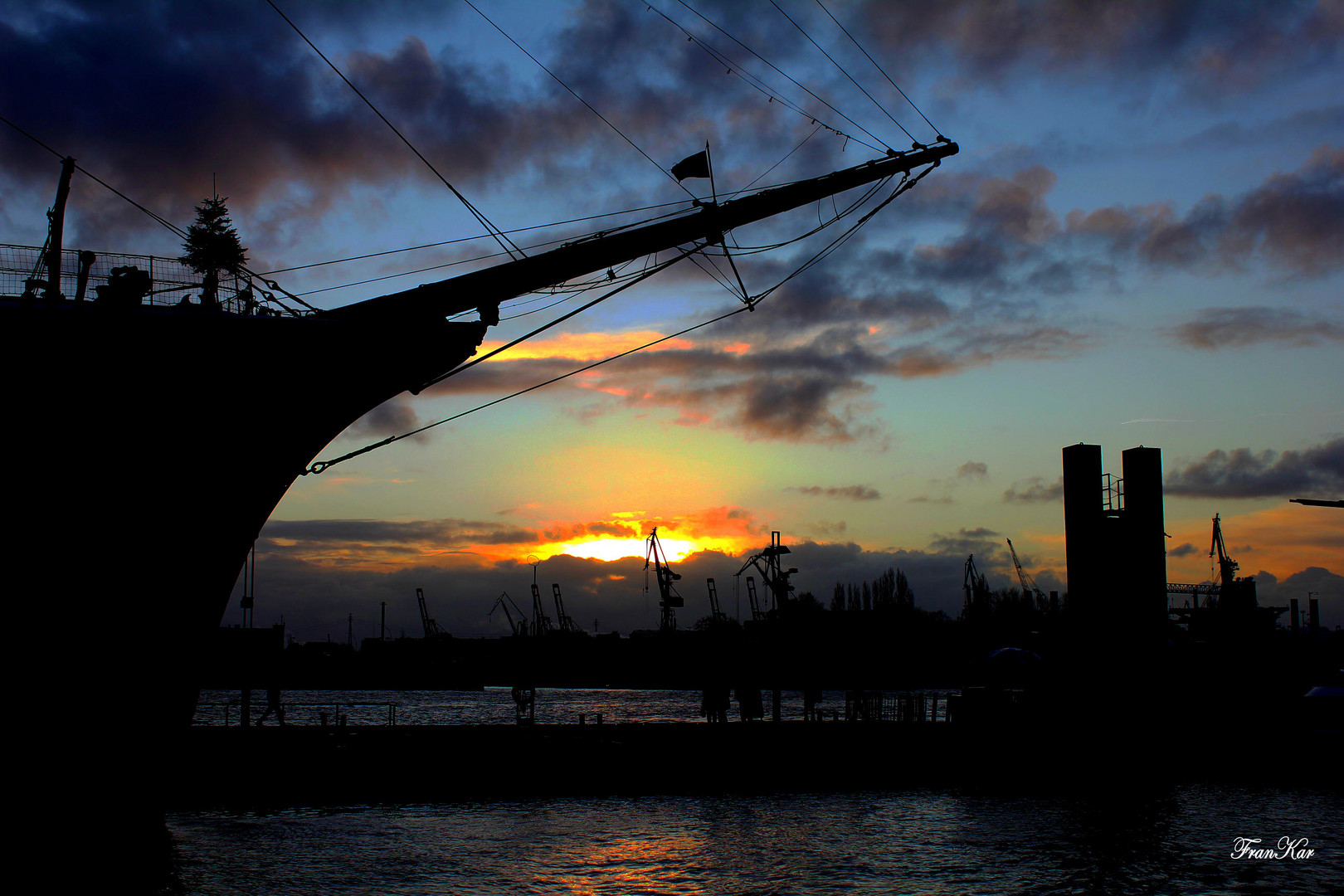 Hamburger Hafen am Abend