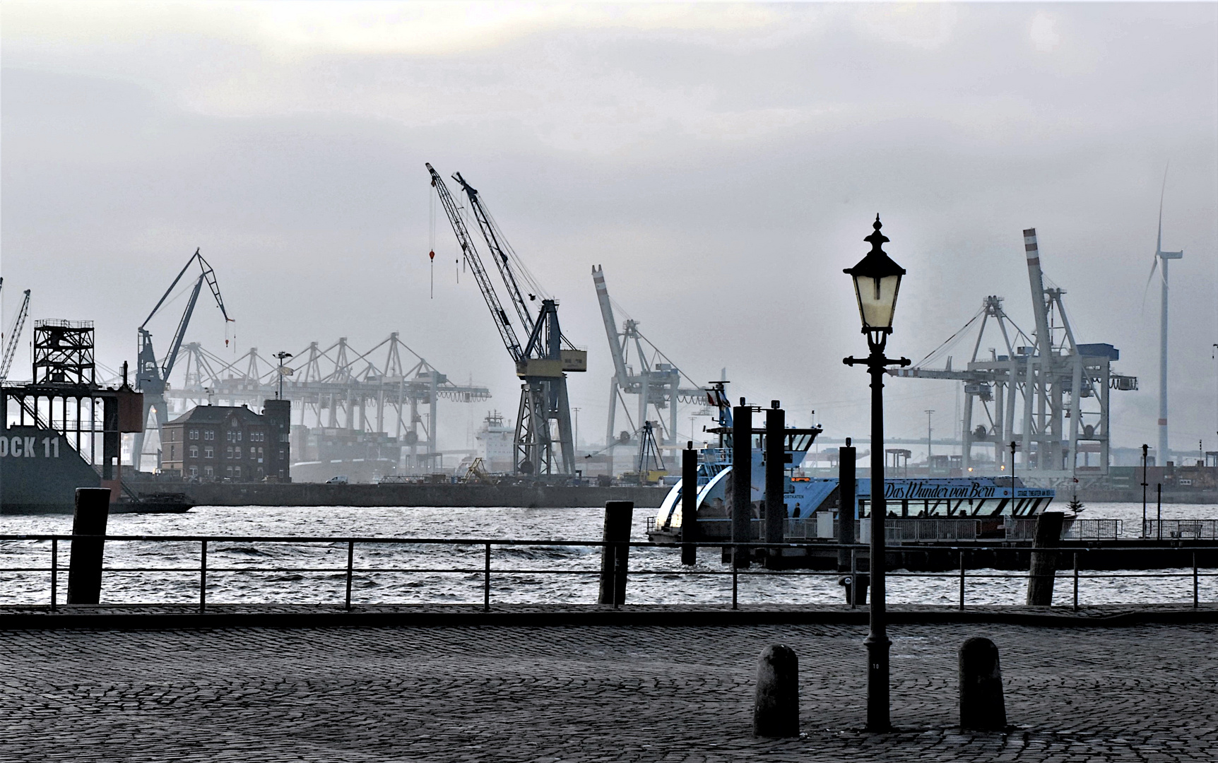 Hamburger Hafen am Abend