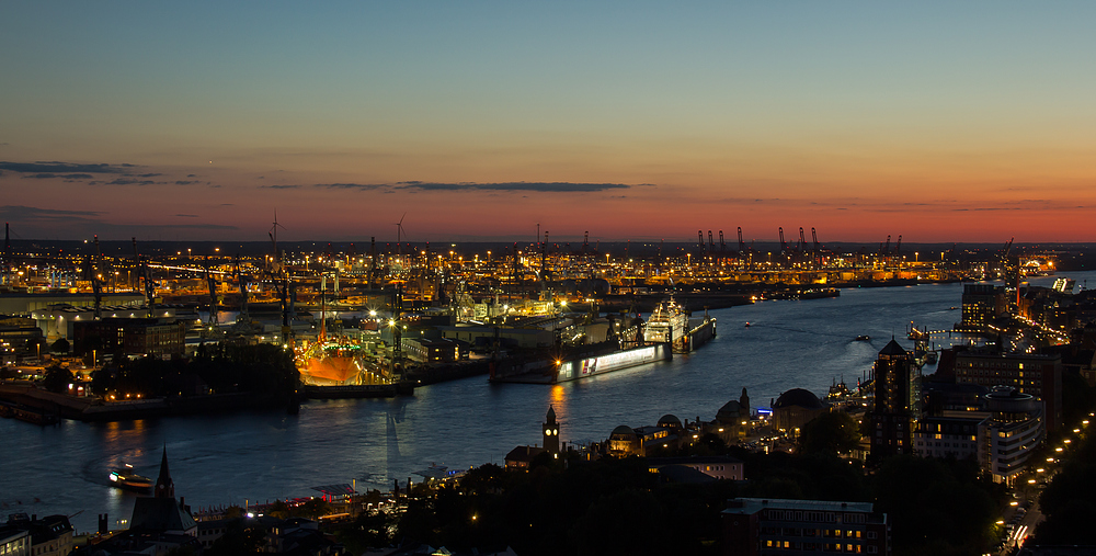 Hamburger Hafen am Abend