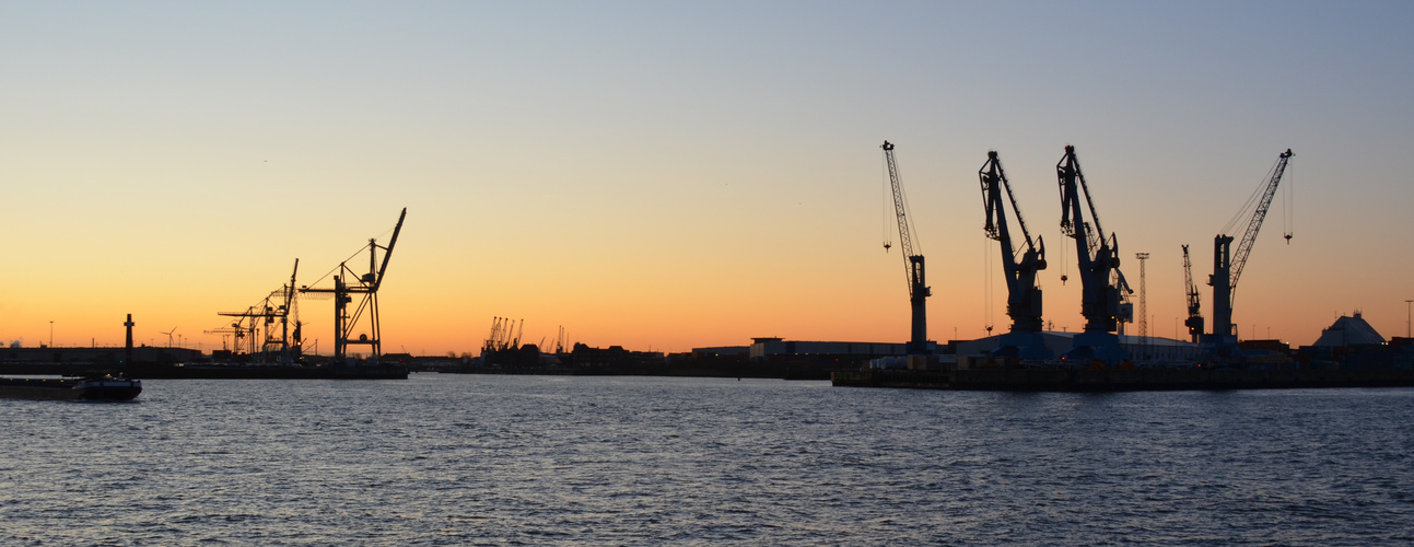 Hamburger Hafen am Morgen