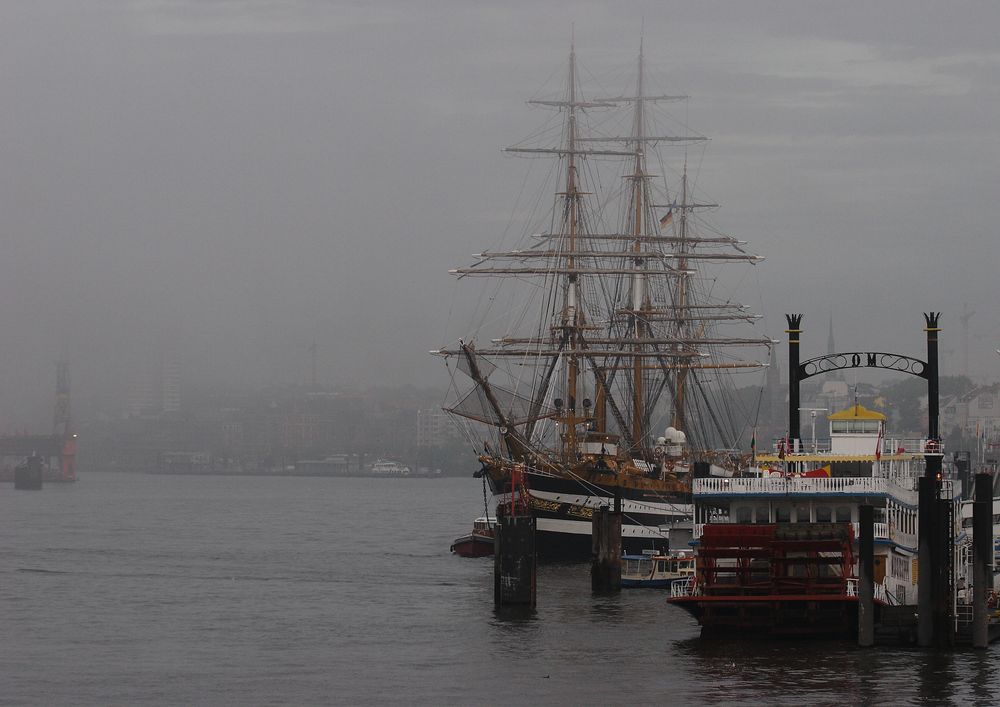 Hamburger Hafen am Morgen