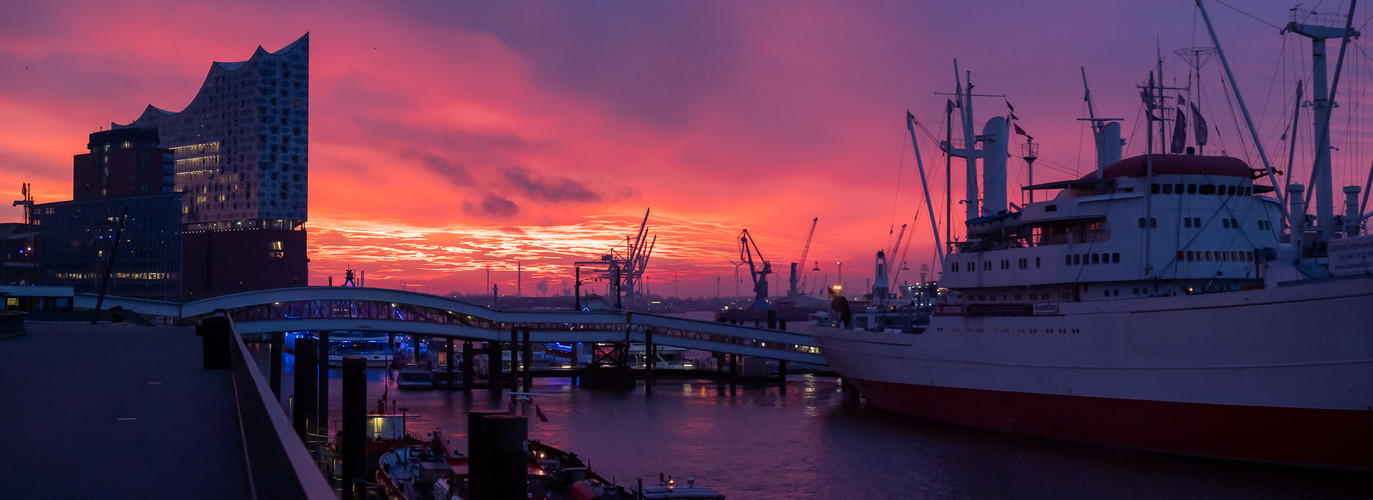 Hamburger Hafen am Morgen