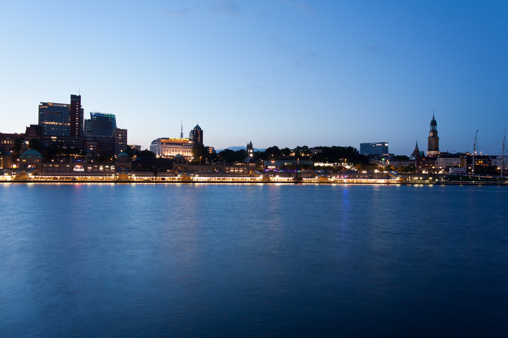 Hamburger Hafen bei Nacht