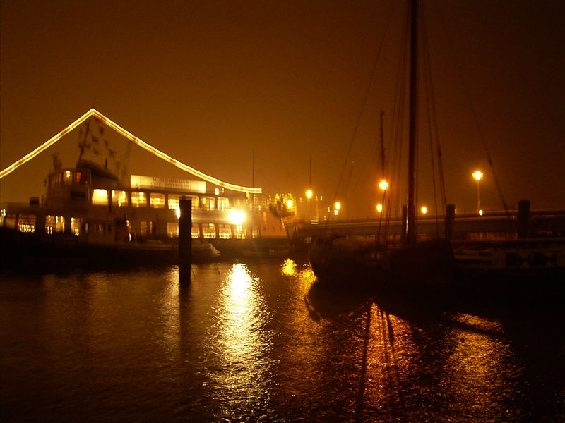 Hamburger Hafen bei Nacht