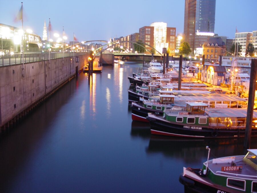 Hamburger Hafen bei Nacht